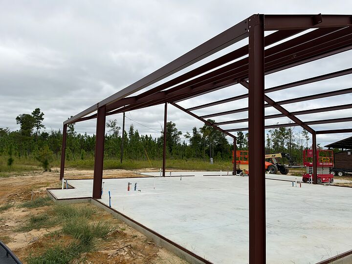 Red iron columns and eave struts at the corner of a new building frame